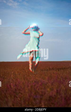 Frau geht in die virtuelle Realität mit Virtual-Reality-Headset. Bild mit Glitch-Effekt. Stockfoto