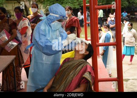 Bangalore, Indien. November 2020. Ein Gesundheitsmitarbeiter nimmt Nasenabstrichproben von Studenten und Lehrern für den COVID-19-Test an einer Hochschule, die inmitten der COVID-19-Pandemie in Bangalore, Indien, am 17. November 2020 wieder eröffnet wurde. Quelle: Str/Xinhua/Alamy Live News Stockfoto