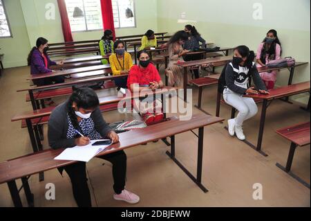 Bangalore, Indien. November 2020. Die Schüler besuchen Kurse nach strengen COVID-19 Sicherheitsprotokollen an einer Hochschule, die inmitten der COVID-19 Pandemie in Bangalore, Indien, am 17. November 2020 wiedereröffnet wurde. Quelle: Str/Xinhua/Alamy Live News Stockfoto