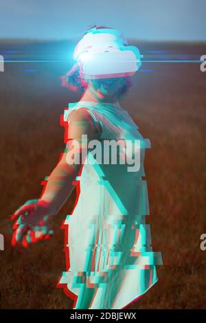 Frau geht in die virtuelle Realität mit Virtual-Reality-Headset. Bild mit Glitch-Effekt. Stockfoto
