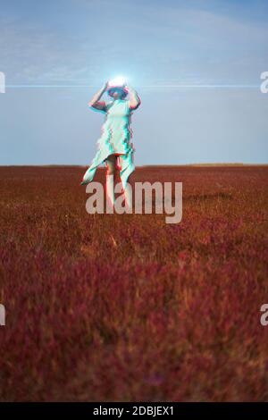 Frau geht in die virtuelle Realität mit Virtual-Reality-Headset. Bild mit Glitch-Effekt. Stockfoto