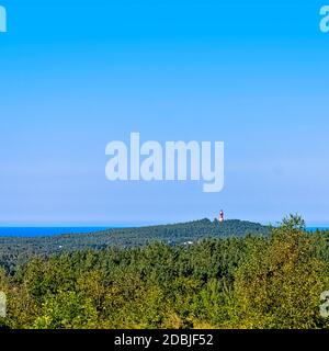 Panoramablick auf die polnische Küste mit Leuchtturm im Hintergrund - Stilo, Pommern, Polen Stockfoto