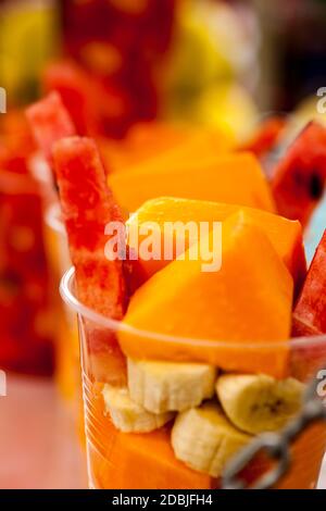 Obstbecher von einem Straßenhändler in Quito, Ecuador Stockfoto