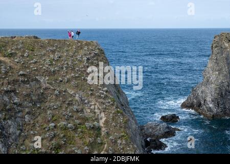 Menschen, die Fotos und Selfies auf den Klippen von Les Aiguilles de Port Coton, auf der Insel Belle Ile, Bretagne, Frankreich Stockfoto