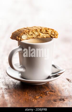 Süße italienische Cantuccini-Kekse. Mandeln Kekse mit Kaffeetasse auf Holztisch. Stockfoto