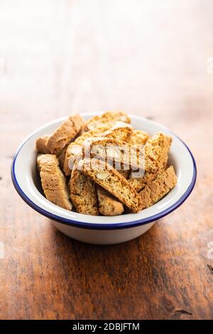 Süße italienische Cantuccini-Kekse. Mandeln Kekse in Schüssel auf Holztisch. Stockfoto