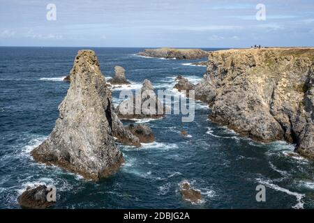 Felsen bei Les Aiguilles de Port Coton, auf der Insel Belle Ile, Bretagne, Frankreich Stockfoto