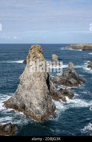 Felsen bei Les Aiguilles de Port Coton, auf der Insel Belle Ile, Bretagne, Frankreich Stockfoto