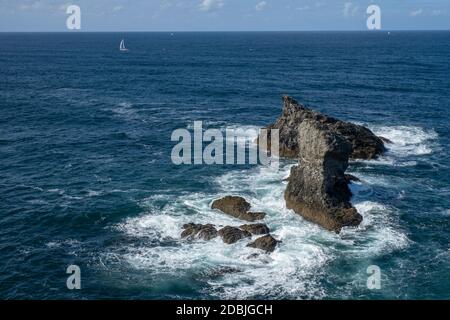 Wellen, die auf Felsen in Les Aiguilles de Port Coton, auf der Insel Belle Ile, Bretagne, Frankreich, schwappen. Berühmt gemacht in Gemälden von Claude Monet. Stockfoto