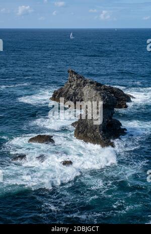 Wellen, die auf Felsen in Les Aiguilles de Port Coton, auf der Insel Belle Ile, Bretagne, Frankreich, schwappen. Berühmt gemacht in Gemälden von Claude Monet. Stockfoto