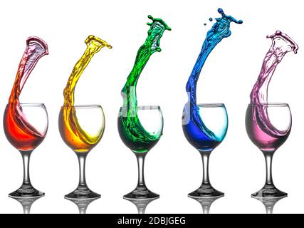 Regenbogen aus 5 Gläsern gefärbtem Wasser Stockfoto