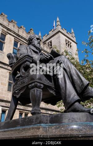 Statue von Charles Darwin in Shrewsbury Shropshire September 2020 Stockfoto