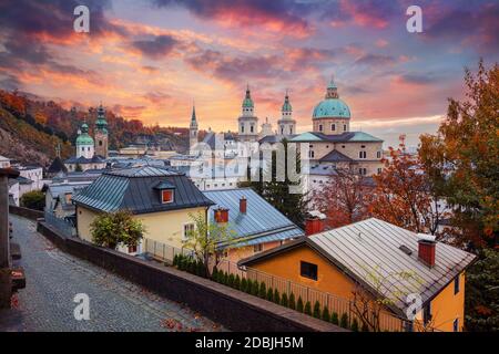 Salzburg, Österreich. Stadtbild von Salzburg, Österreich mit Salzburger Dom bei schönem Herbstuntergang. Stockfoto