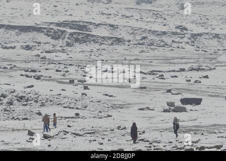 Lahore, Pakistan. November 2020. Schwerer Schneefall auf Straßen von Kaghan nach Naran als die Region am Montag erhielt den ersten Schneefall der Saison inmitten der Sorgen der Bewohner über die frühe Rückkehr des Winters in Naran eine mittelgroße Stadt im oberen Kaghan-Tal in Mansehra Bezirk Khyber Pakhtunkhwa Provinz von Pakistan Am 16. November 2020. (Foto von Rana Sajid Hussain/Pacific Press/Sipa USA) Quelle: SIPA USA/Alamy Live News Stockfoto