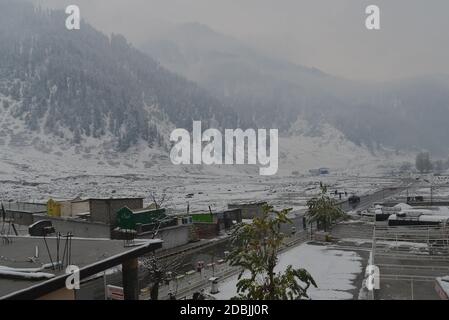 Lahore, Pakistan. November 2020. Schwerer Schneefall auf Straßen von Kaghan nach Naran als die Region am Montag erhielt den ersten Schneefall der Saison inmitten der Sorgen der Bewohner über die frühe Rückkehr des Winters in Naran eine mittelgroße Stadt im oberen Kaghan-Tal in Mansehra Bezirk Khyber Pakhtunkhwa Provinz von Pakistan Am 16. November 2020. (Foto von Rana Sajid Hussain/Pacific Press/Sipa USA) Quelle: SIPA USA/Alamy Live News Stockfoto