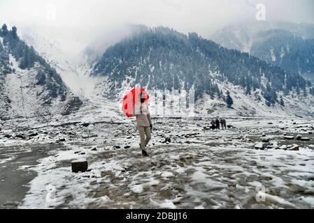 Lahore, Pakistan. November 2020. Schwerer Schneefall auf Straßen von Kaghan nach Naran als die Region am Montag erhielt den ersten Schneefall der Saison inmitten der Sorgen der Bewohner über die frühe Rückkehr des Winters in Naran eine mittelgroße Stadt im oberen Kaghan-Tal in Mansehra Bezirk Khyber Pakhtunkhwa Provinz von Pakistan Am 16. November 2020. (Foto von Rana Sajid Hussain/Pacific Press/Sipa USA) Quelle: SIPA USA/Alamy Live News Stockfoto