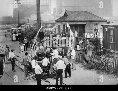 WALLACE FORD und JOAN CRAWFORD an der Drehort offen mit Film Crew Dreharbeiten BESESSEN 1931 Regisseur CLARENCE BROWN Metro Goldwyn Mayer Stockfoto