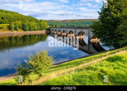 Ladybower Reservoir Ashopton Viadukt und A57 über Ladybower Reservoir Derbyshire Peak District Nationalpark Derbyshire England Großbritannien GB Europa Stockfoto