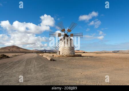 Runde Steinwindmühle bei Tefia auf Fuerteventura, Kanarische Inseln, Spanien Stockfoto