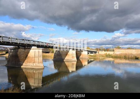 Blick über den Fluss oder zwischen polen und deutschland in kustrin Stockfoto