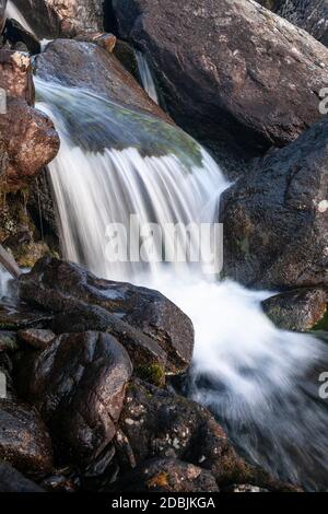 Wasserfall mit Bewegungsunschärfe, Snowdonia, Nordwales Stockfoto