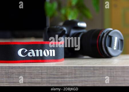 Brecht, Belgien - April 30 2020: Porträt eines Kamerastrampes der Kanonenkomanie auf einem Tisch liegend mit im Hintergrund einer geklumpten Kanonenkamera. Stockfoto