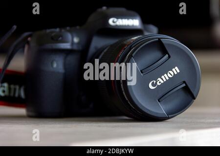 Brecht, Belgien - April 30 2020: Ein Nahaufnahme frontales Porträt einer Canon eos 7D Mark II Kamera auf einem Tisch mit einem L-Objektiv und die Streulichtblende enthalten Stockfoto