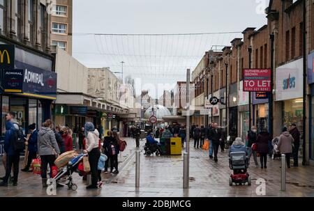 Motherwell, Schottland, Großbritannien. November 2020. Die schottische Regierung kündigte heute an, dass ab Freitag, dem 20. November, die schwerste Stufe-4-Sperre in elf schottischen ratsgebieten eingeführt wird. Dies bedeutet, dass nicht unbedingt erforderliche Geschäfte schließen und Bars, Restaurants und Cafés. Abgebildet; Gesamtansicht der Motherwell Shopping Centre Arkade. Iain Masterton/Alamy Live News Stockfoto