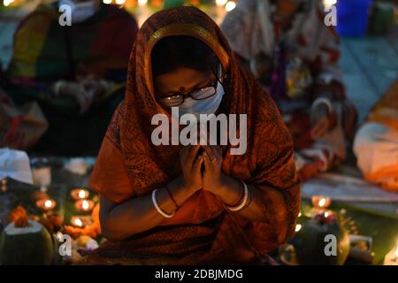 Dhaka, Bangladesch. November 2020. (11/7/2020) jedes Jahr versammeln sich Tausende von Anhängern von „Loknath“ in verschiedenen Zweigen von Shri Shri Lokenath Brahmachari Ashram zum „Kartik Brati“ oder „Rakher Upobash“ religiösen Fest. Sie sitzen mit Prodip und betet zu Gott vor Shri Shri Lokanath Brahmachari Ashram Tempel während des religiösen Festivals. Das Festival findet jeden Samstag und Dienstag während der letzten 15 Tage des Bangla-Monats von „Kartik“ statt. (Foto: Jannatul Hasan/Pacific Press/Sipa USA) Quelle: SIPA USA/Alamy Live News Stockfoto