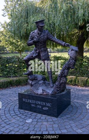 Statue von Wilfred Owen CAE Glas Park in Oswestry Shropshire September 2020 Stockfoto