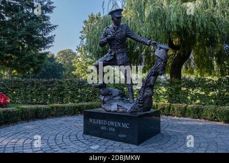 Statue von Wilfred Owen CAE Glas Park in Oswestry Shropshire September 2020 Stockfoto