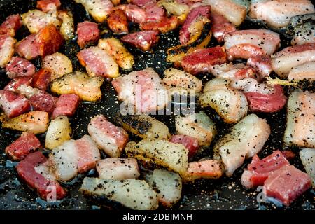 Nahaufnahme von gebratenen Pancetta in Scheiben in einer Pfanne Stockfoto