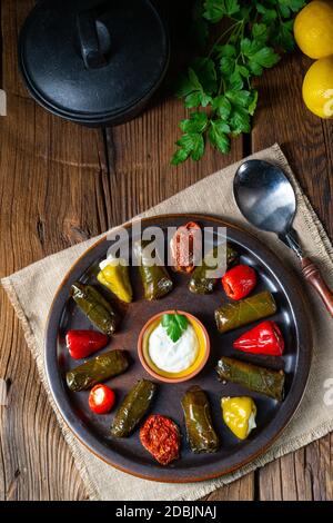 Yaprak Sarması - rustikale Weinblätter mit Reis gefüllt Stockfoto