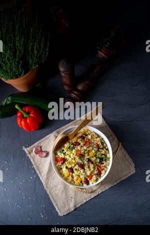 Bulgur Kaszotto mit frischem Gemüse und Nierenbohne Stockfoto