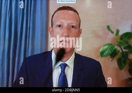 Washington, USA. November 2020. Facebook-CEO Mark Zuckerberg wird aus der Ferne während einer Anhörung des Justizausschusses des Senats mit dem Titel "Breaking the News: Zensur, Unterdrückung und die Wahlen 2020" auf Facebook und Twitter Content Moderation Praktiken, auf Capitol Hill in Washington, USA, 17. November 2020. REUTERS/Hannah McKay/Pool Kredit: SIPA USA/Alamy Live News Stockfoto