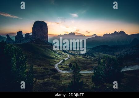 Sonnenaufgang am 5 Torri Nuvolau Gebirge, Cortina D'Ampezzo, Dolomiten UNESCO Stockfoto