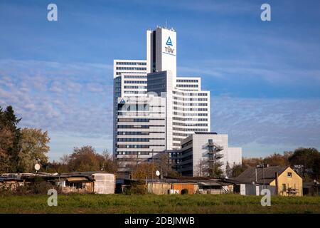 TUEV Rheinland Hochhaus im strengen Deutz, Köln, Deutschland. TUEV Rheinland Hochaus im Stadtteil Deutz, Köln, Deutschland. Stockfoto