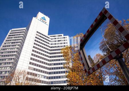 TUEV Rheinland Hochhaus im strengen Deutz, Köln, Deutschland. TUEV Rheinland Hochaus im Stadtteil Deutz, Köln, Deutschland. Stockfoto