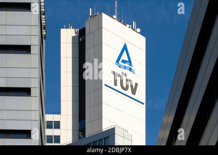 TUEV Rheinland Hochhaus im strengen Deutz, Köln, Deutschland. TUEV Rheinland Hochaus im Stadtteil Deutz, Köln, Deutschland. Stockfoto