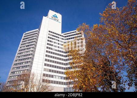 TUEV Rheinland Hochhaus im strengen Deutz, Köln, Deutschland. TUEV Rheinland Hochaus im Stadtteil Deutz, Köln, Deutschland. Stockfoto