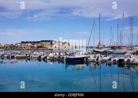 RETHYMNO, DIE INSEL KRETA, GRIECHENLAND - 30. MAI 2019: Wunderschöne Yachten im Hafen von Rethymno, der Insel Kreta, Griechenland. Stockfoto