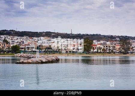 RETHYMNO, DIE INSEL KRETA, GRIECHENLAND - 30. MAI 2019: Blick auf die Stadt Rethymno vom Hafen, die Insel Kreta, Griechenland Stockfoto