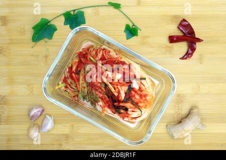 Kimchi ist der Name des koreanischen eingelegten Gemüses. Der Kimchi auf dem Foto ist aus Chinakohl, sauer, süß und leicht würzig. Kann als gegessen werden Stockfoto