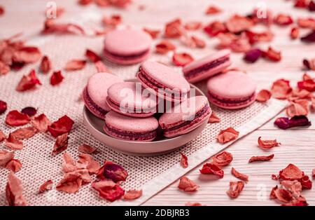 Macaron oder Makronen-Kekse mit Rosenblättern Stockfoto