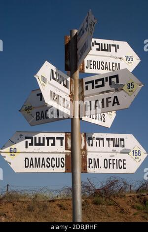 Schild an Mt. Bental zeigt Entfernungen zu Zielen in der Nähe an. Mt. Das Bental ist ein Beobachtungspunkt und hatte Bunker, die früher zu Syrien gehörten. Von dort aus können Sie auf S schauen Stockfoto