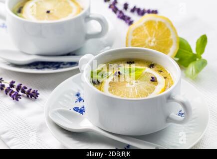 Avgolemono - köstliche griechische Hühnerei und Zitronensuppe. Mediterrane Sauce oder Suppe. Stockfoto