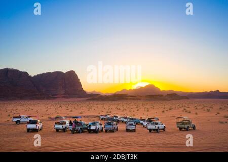 Lastwagen parkten abseits der Straße in der Wadi Rum Wüste Sonnenuntergang Stockfoto