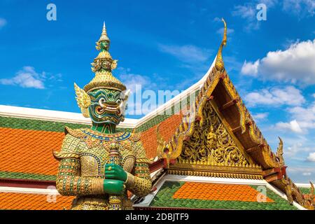 Dämonenwächter im Wat Phra Kaew (Tempel des Smaragd-Buddha), großer Palast in Bangkok an einem Sommertag Stockfoto