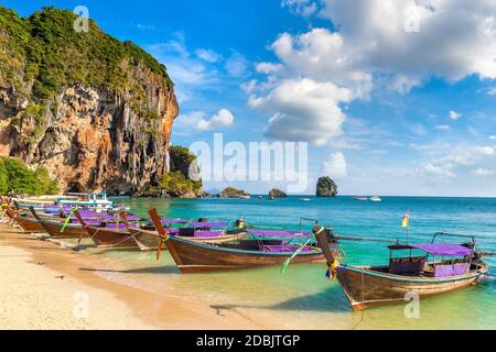 Traditionelles Langboot am Ao Phra Nang Beach, Krabi, Thailand an einem Sommertag Stockfoto