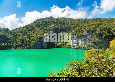 Thale Nai Lagune auf Mae Koh Insel im Mu Ko Ang Thong Nationalpark, Thailand an einem Sommertag Stockfoto